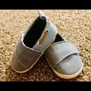 Oshkosh baby crib shoes size one